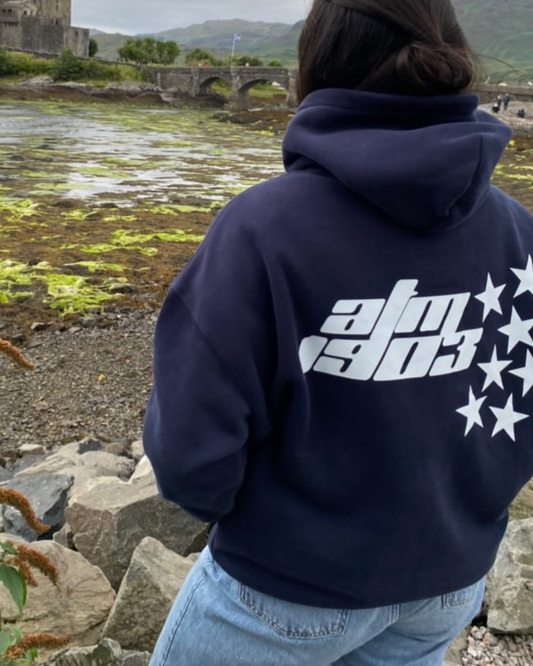 Sudadera con capucha 7 Stars azul marino puesta