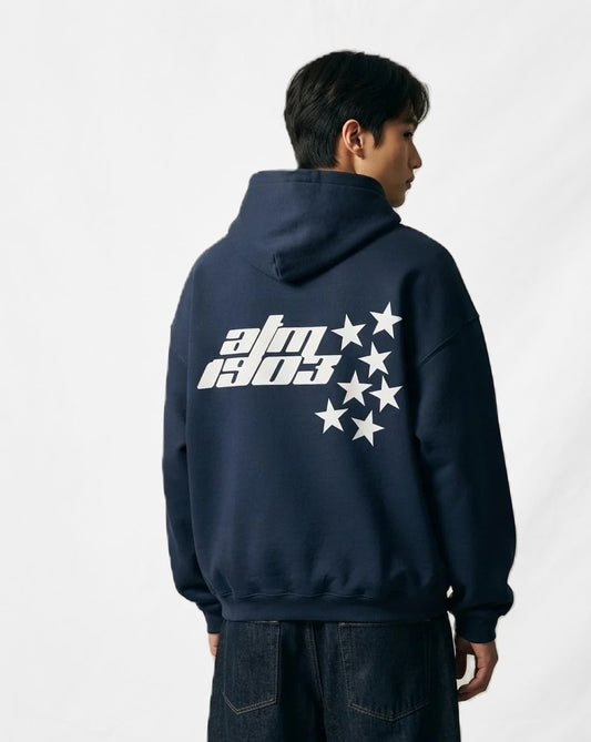 Sudadera con capucha 7 Stars azul marino puesta, estudio