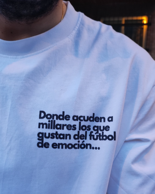 Camiseta Acuden a Millares blanca puesta