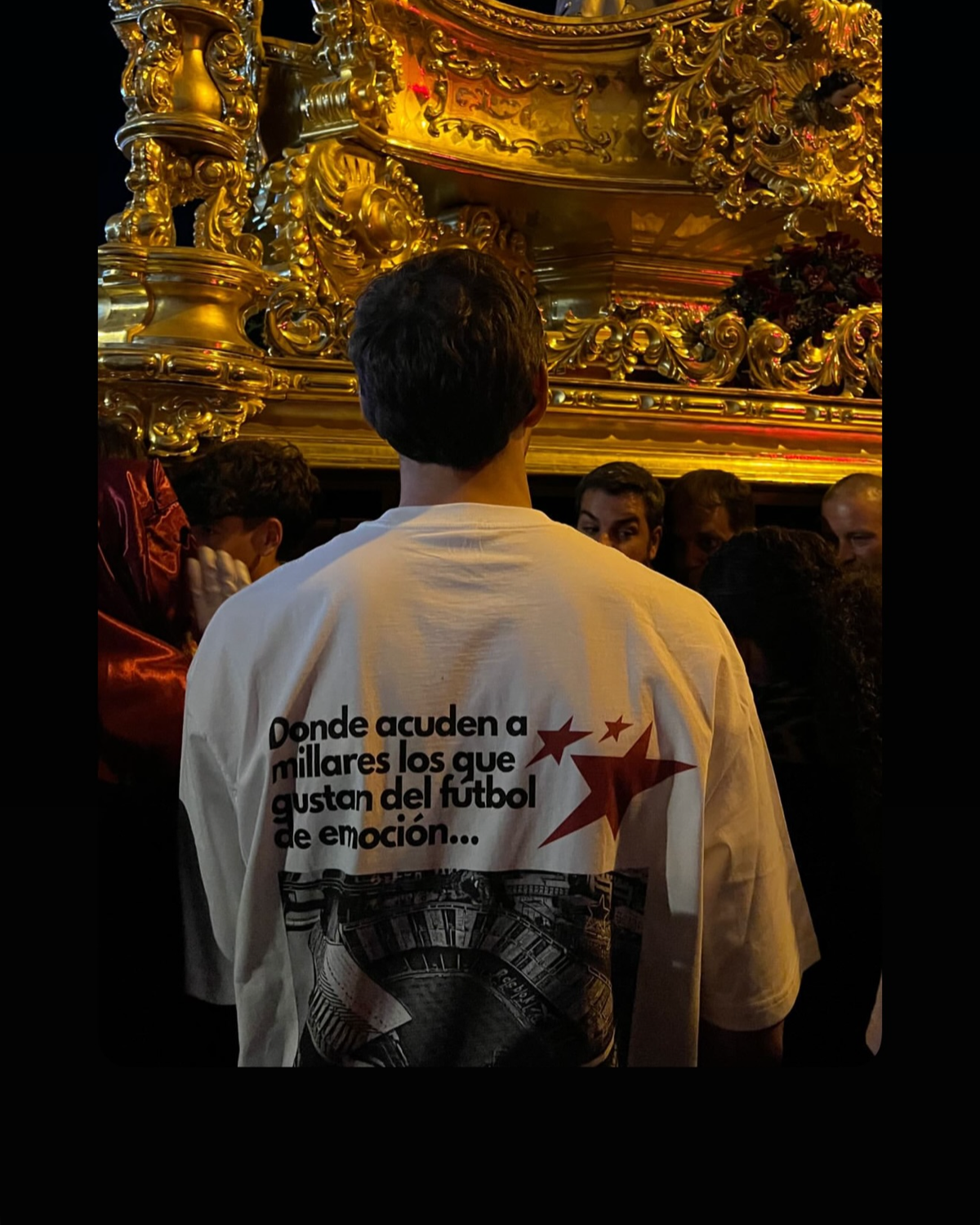 Camiseta Acuden a Millares blanca puesta