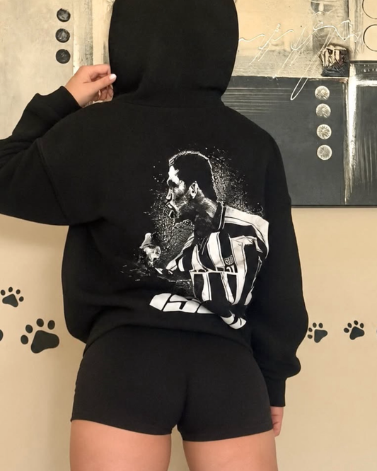 Sudadera con capucha Cholo negra puesta