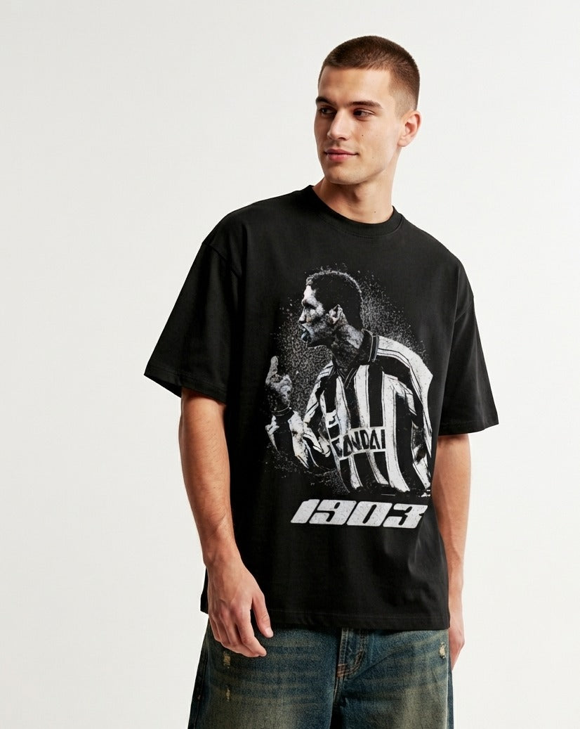 Camiseta Cholo negra puesta, estudio