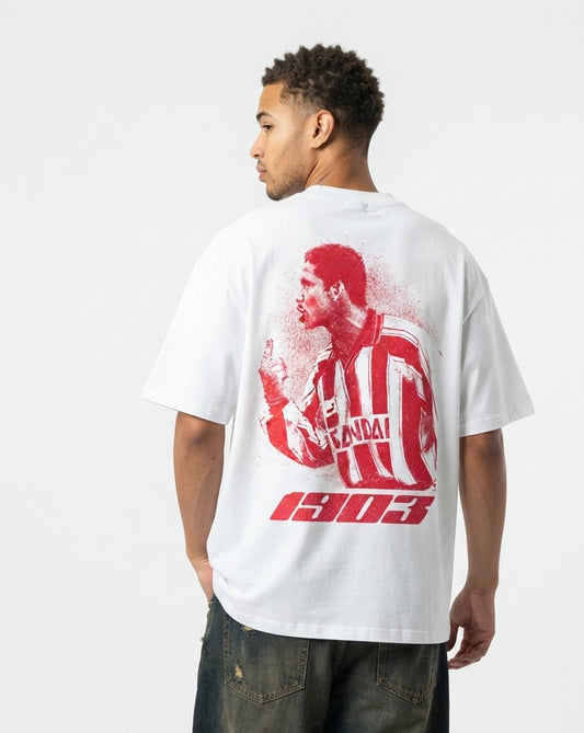 Camiseta Cholo blanca puesta, estudio