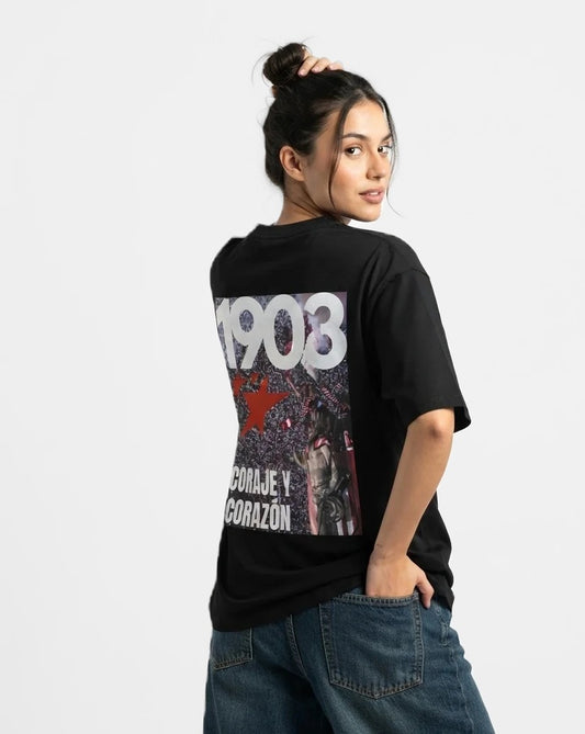 Camiseta Coraje y Corazón negra puesta, estudio