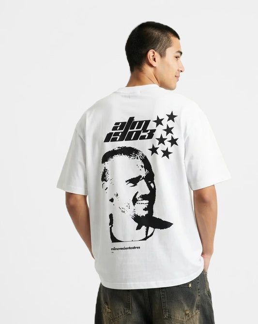 Camiseta Grizi blanca puesta, estudio