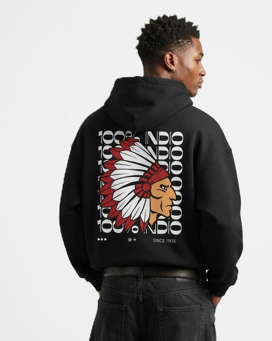 Sudadera con capucha 100% Indio negra puesta, estudio