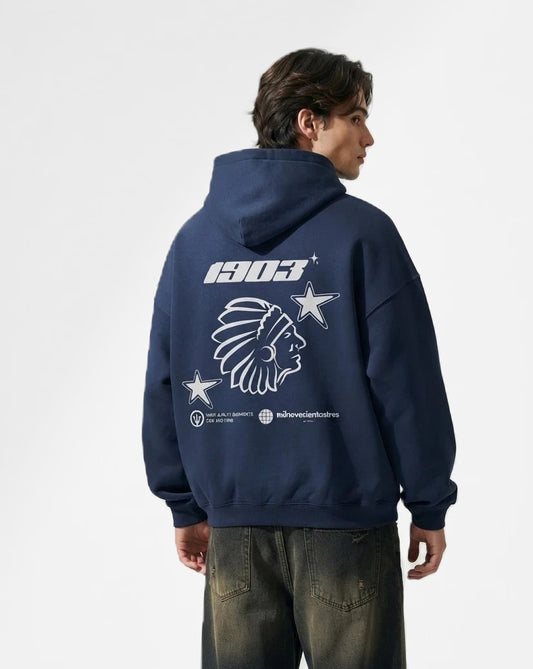 Sudadera con capucha Indio azul marino puesta, estudio