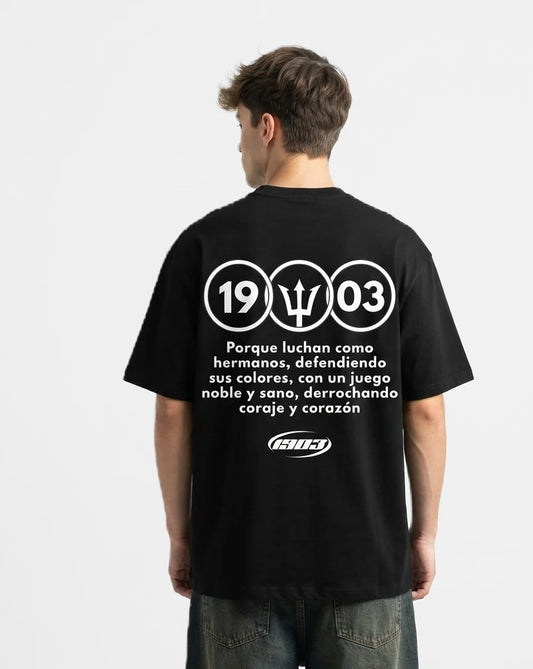 Camiseta Luchan Como Hermanos negra puesta, estudio