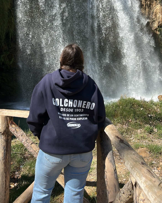 Sudadera con capucha Motivos de un Sentimiento azul marino puesta