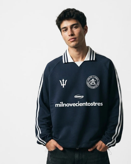 Sudadera retro Neptuno 12 azul marino puesta, estudio