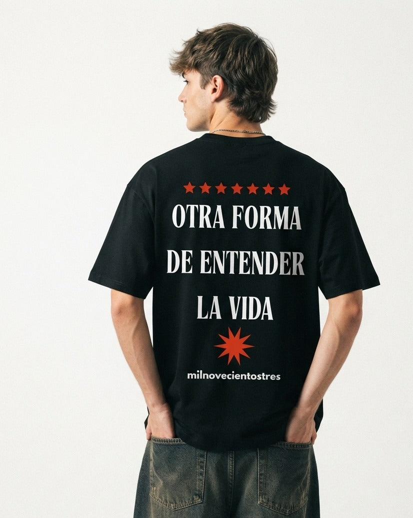 Camiseta Otra Forma... negra puesta, estudio