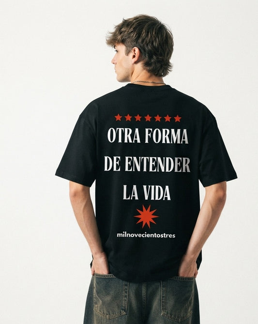 Camiseta Otra Forma... negra puesta, estudio