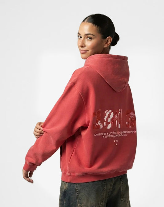 Sudadera con capucha lavada 1903 (Mi Locura) roja puesta, estudio