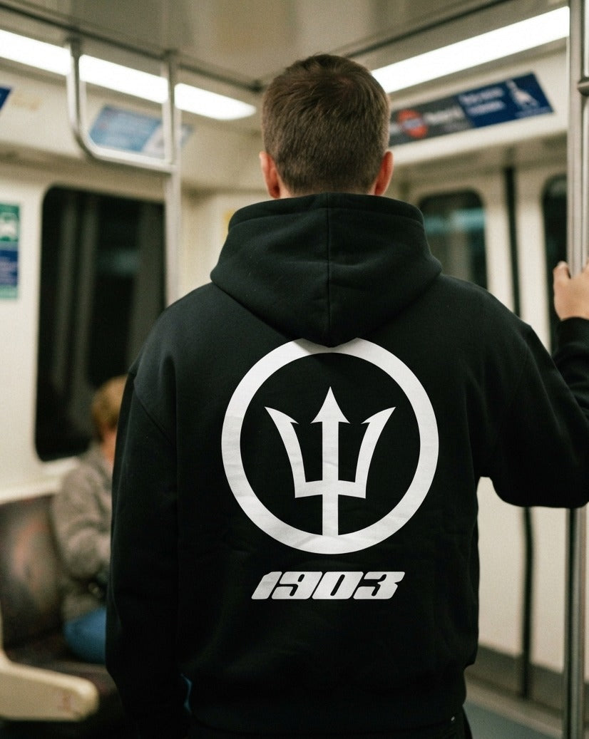 Sudadera con cremallera Tridente negra puesta, aficionado