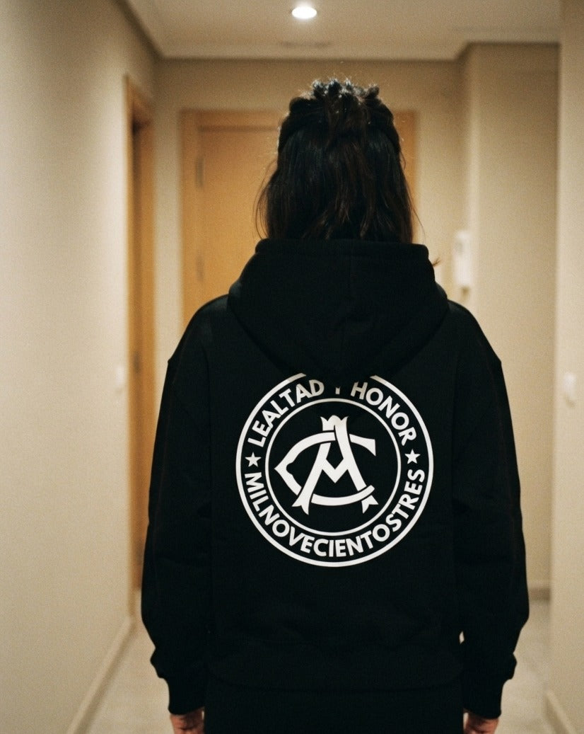 Sudadera con cremallera Lealtad y Honor negra puesta, aficionado