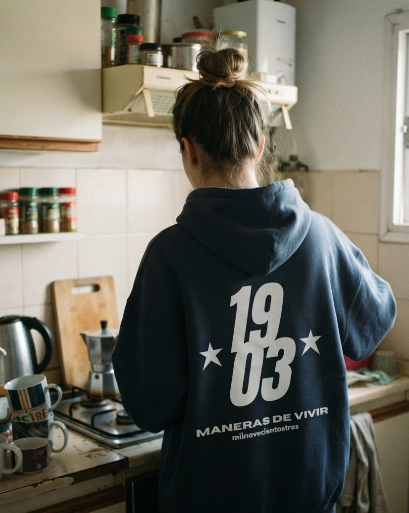 Sudadera con capucha Maneras de Vivir azul marino puesta, aficionado