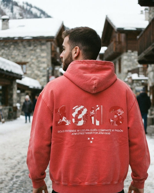 Sudadera con capucha lavada 1903 (Mi Locura) roja puesta, aficionado