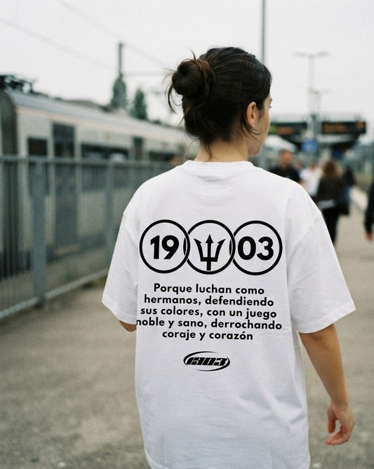 Camiseta Luchan Como Hermanos blanca puesta, aficionado
