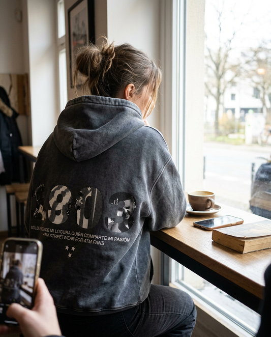 Sudadera con capucha lavada 1903 (Mi Locura) negra puesta, aficionado