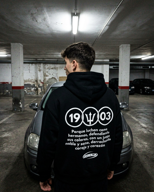 Sudadera con capucha Luchan Como Hermanos negra puesta, aficionado