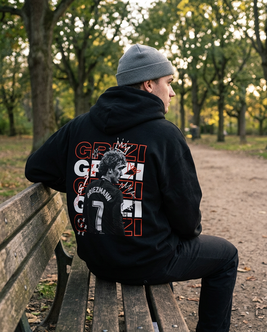 Sudadera con capucha Grizi negra puesta, aficionado