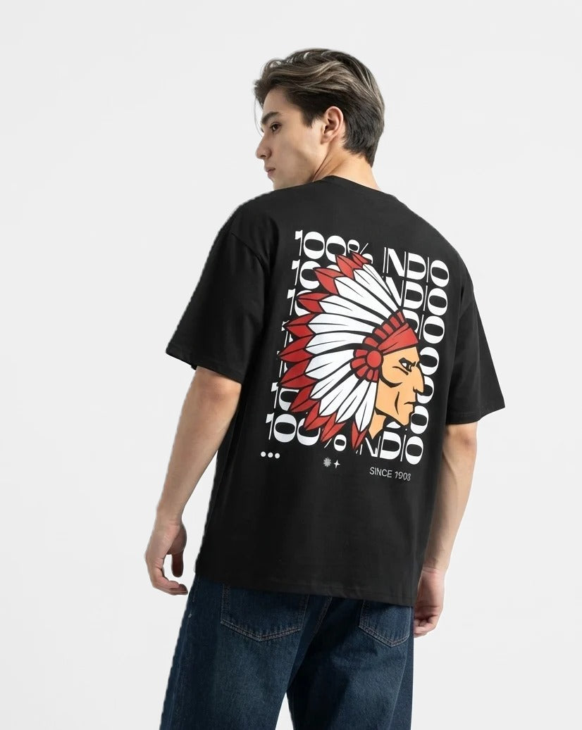 Camiseta 100% Indio negra puesta, estudio