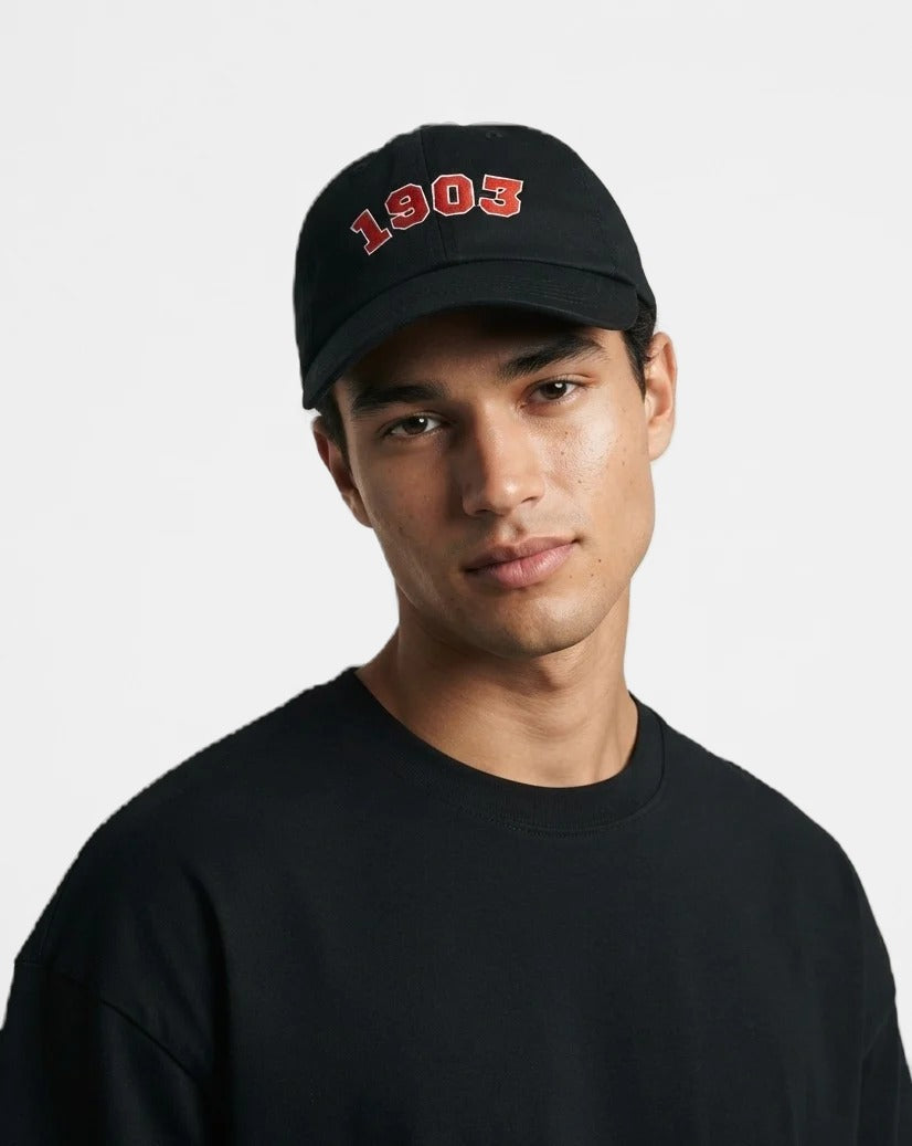 Gorra 1903 negra puesta, estudio