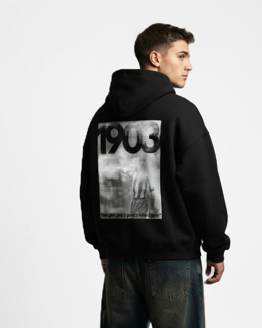 Sudadera con capucha Ganar, Ganar y Ganar negra puesta, estudio
