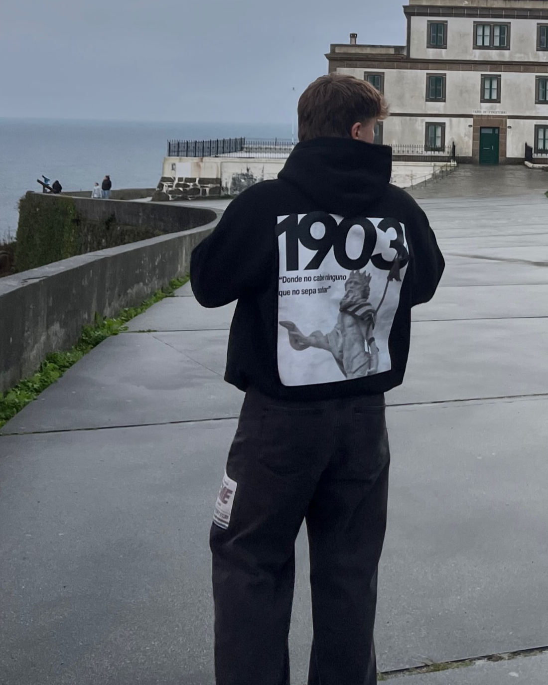 Sudadera con capucha Neptuno negra puesta