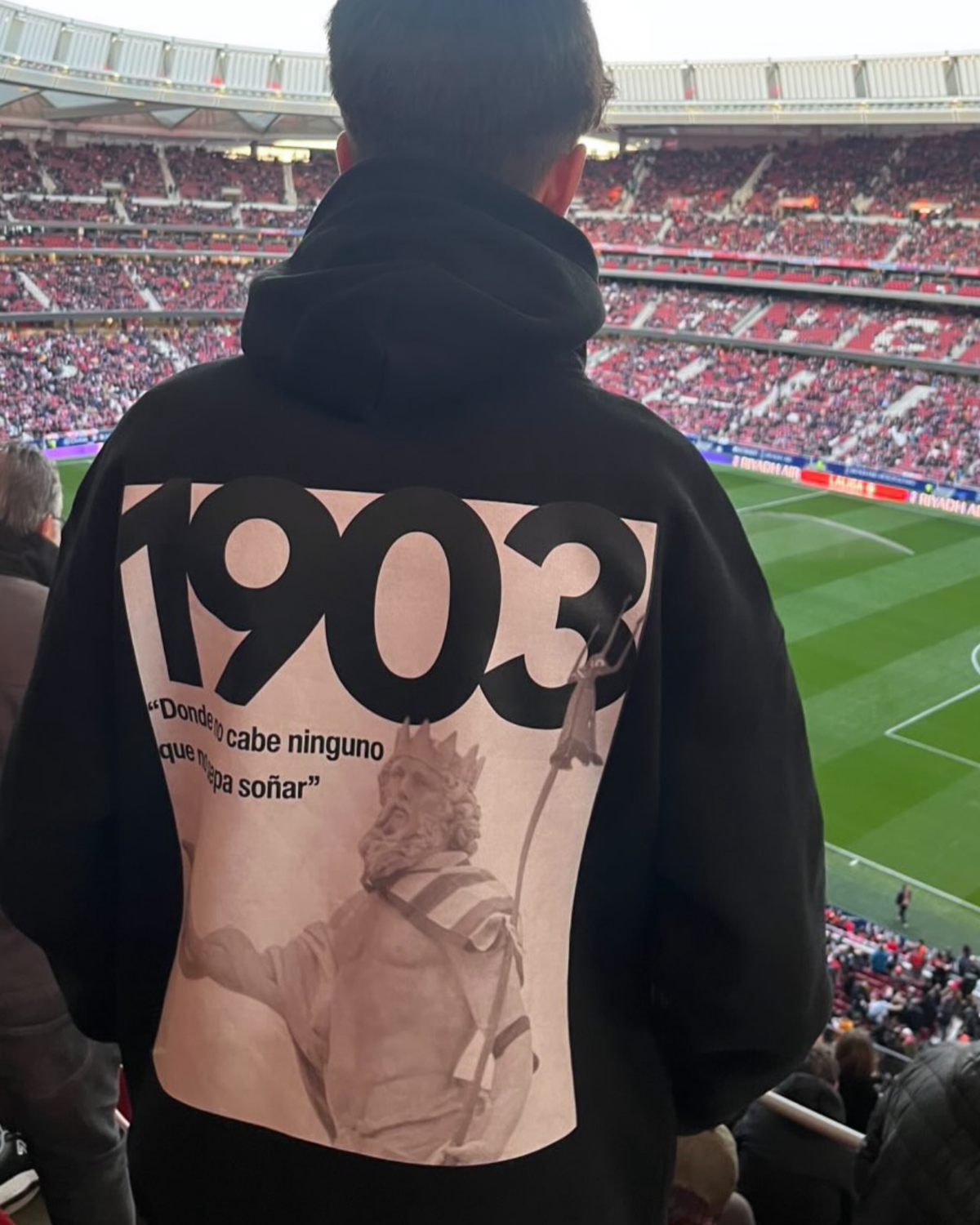 Sudadera con capucha Neptuno negra puesta