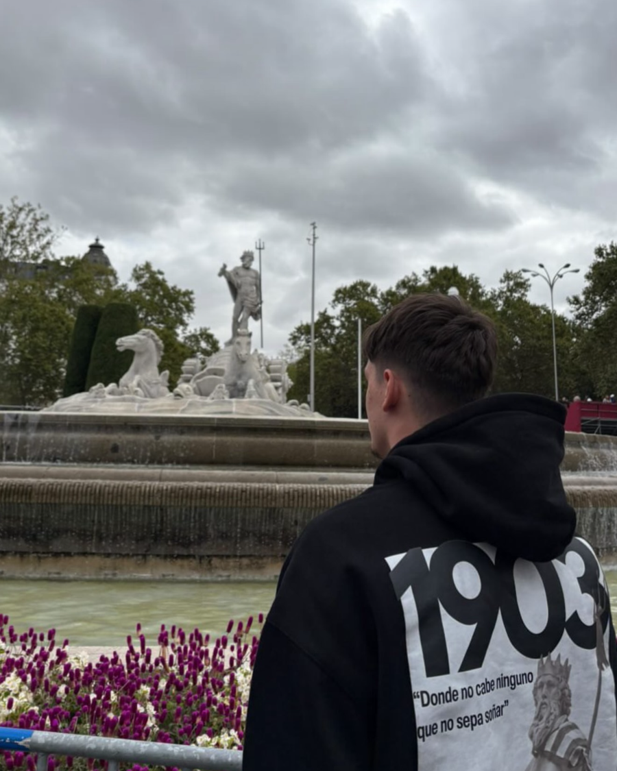 Sudadera con capucha Neptuno negra puesta