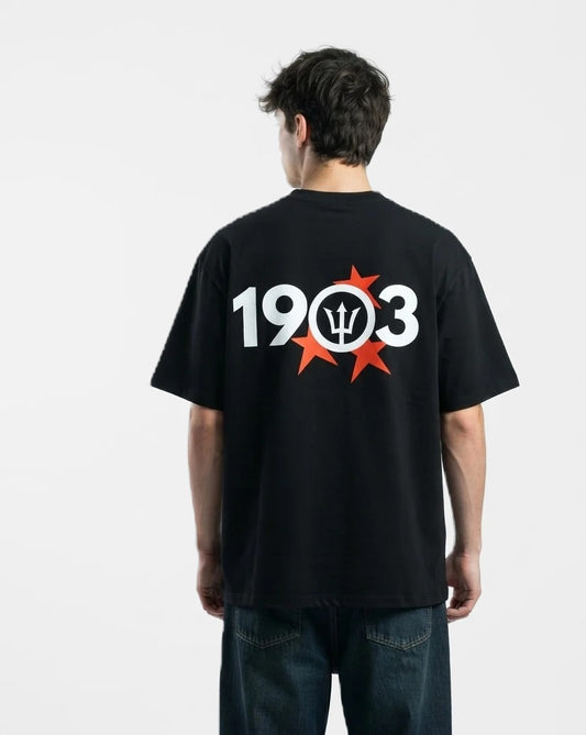 Camiseta 1903 Tridente negra puesta, estudio