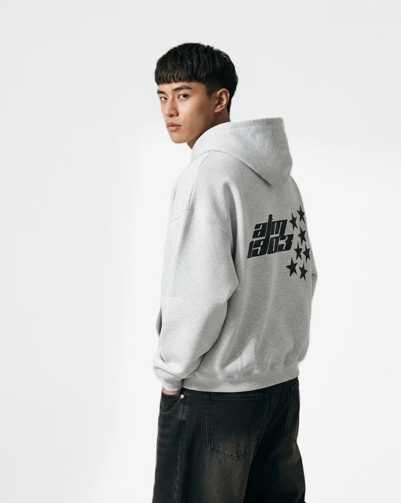 Sudadera con capucha 7 Stars gris puesta, estudio