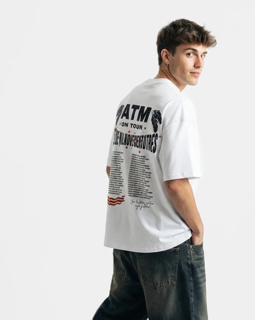 Camiseta ATM On Tour blanca puesta, estudio