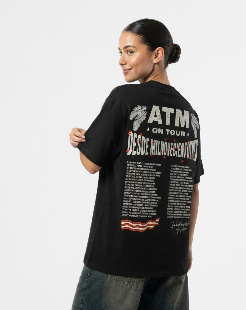 Camiseta ATM On Tour negra puesta, estudio