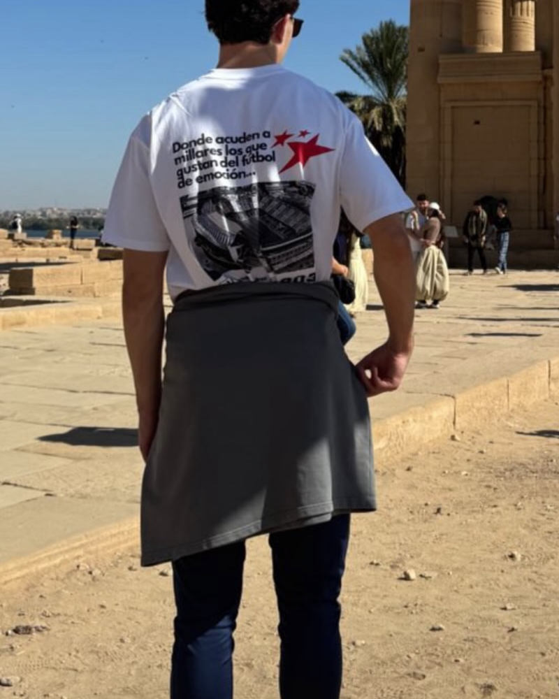 Camiseta Acuden a Millares blanca puesta