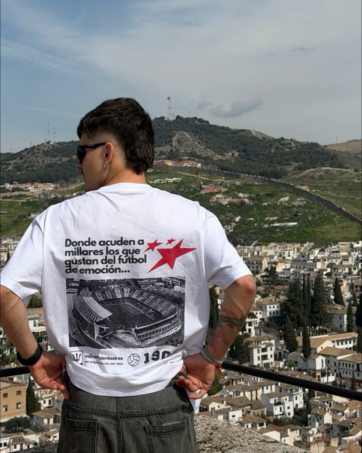 Camiseta Acuden a Millares blanca puesta