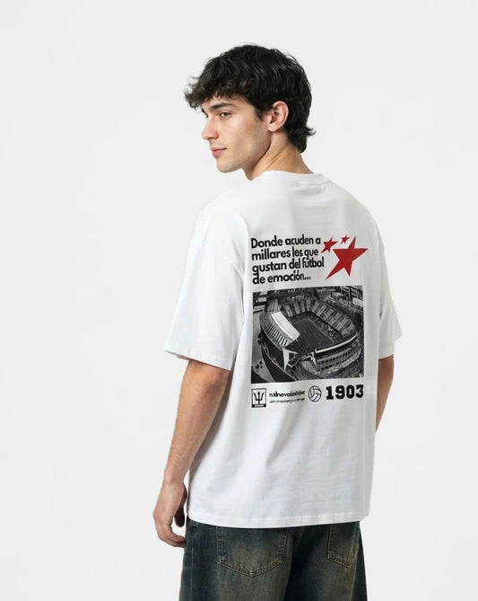 Camiseta Acuden a Millares blanca puesta, estudio