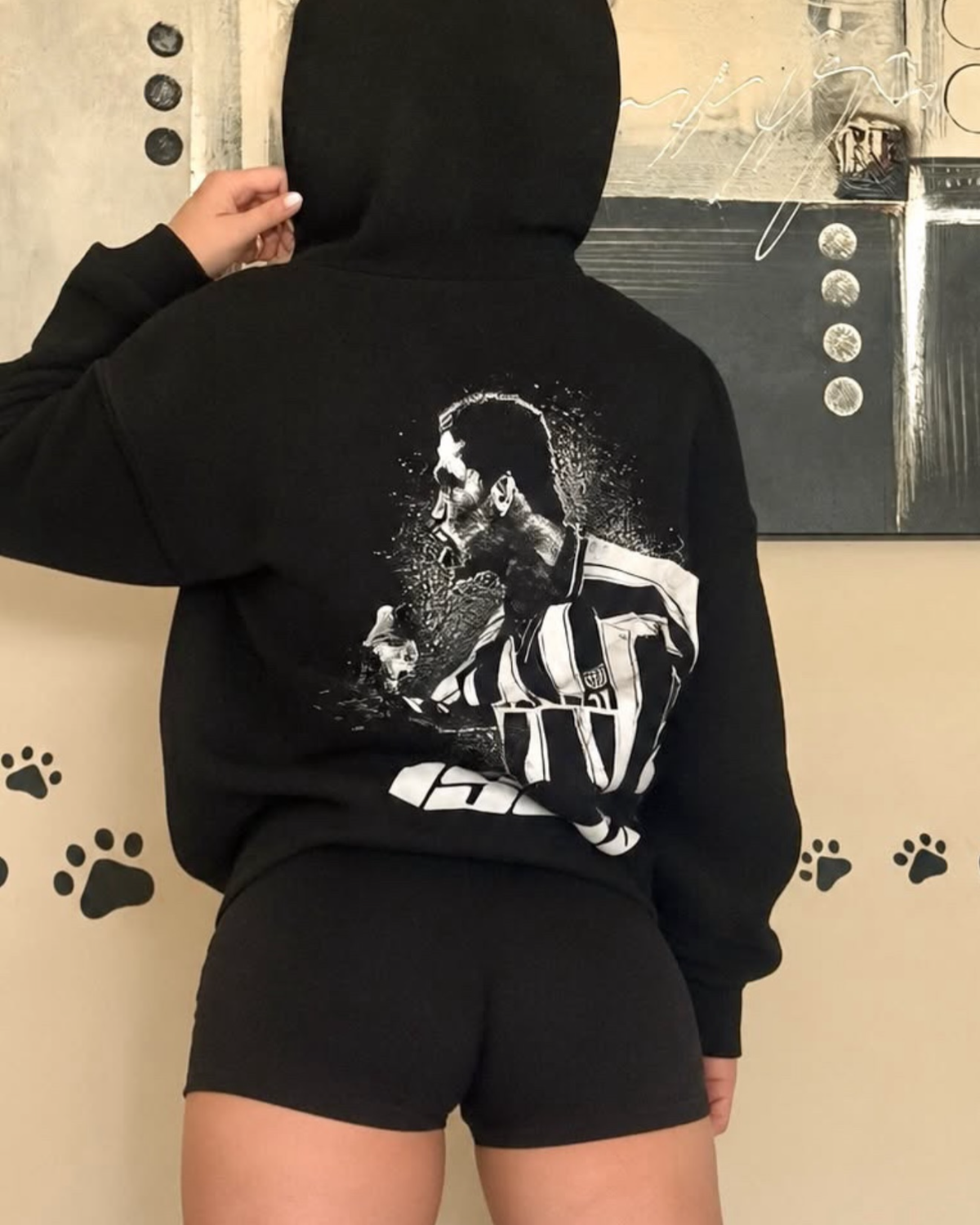 Sudadera con capucha Cholo negra puesta