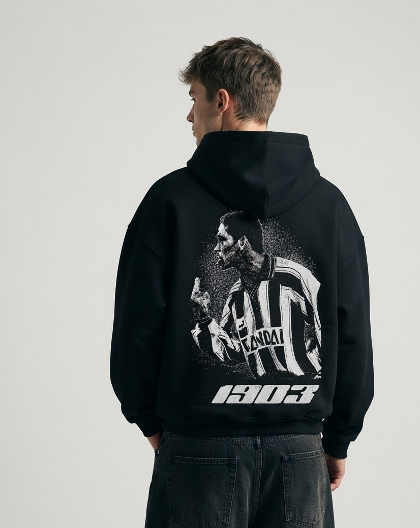 Sudadera con capucha Cholo negra puesta, estudio