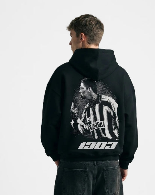 Sudadera con capucha Cholo negra puesta, estudio