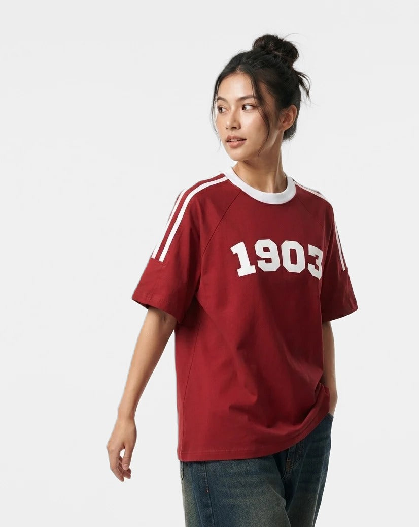 Camiseta Contigo hasta el Final granate puesta, estudio