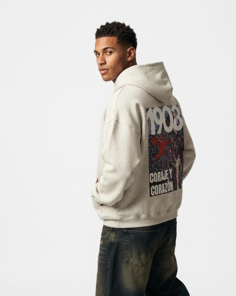 Sudadera con capucha Coraje y Corazón crema puesta, estudio