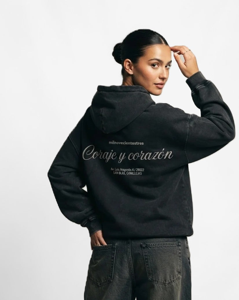 Sudadera con cremallera Coraje y Corazón gris lavado puesta, estudio