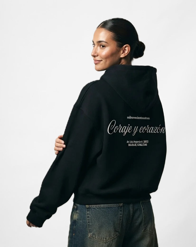 Sudadera con cremallera Coraje y Corazón negra puesta, estudio