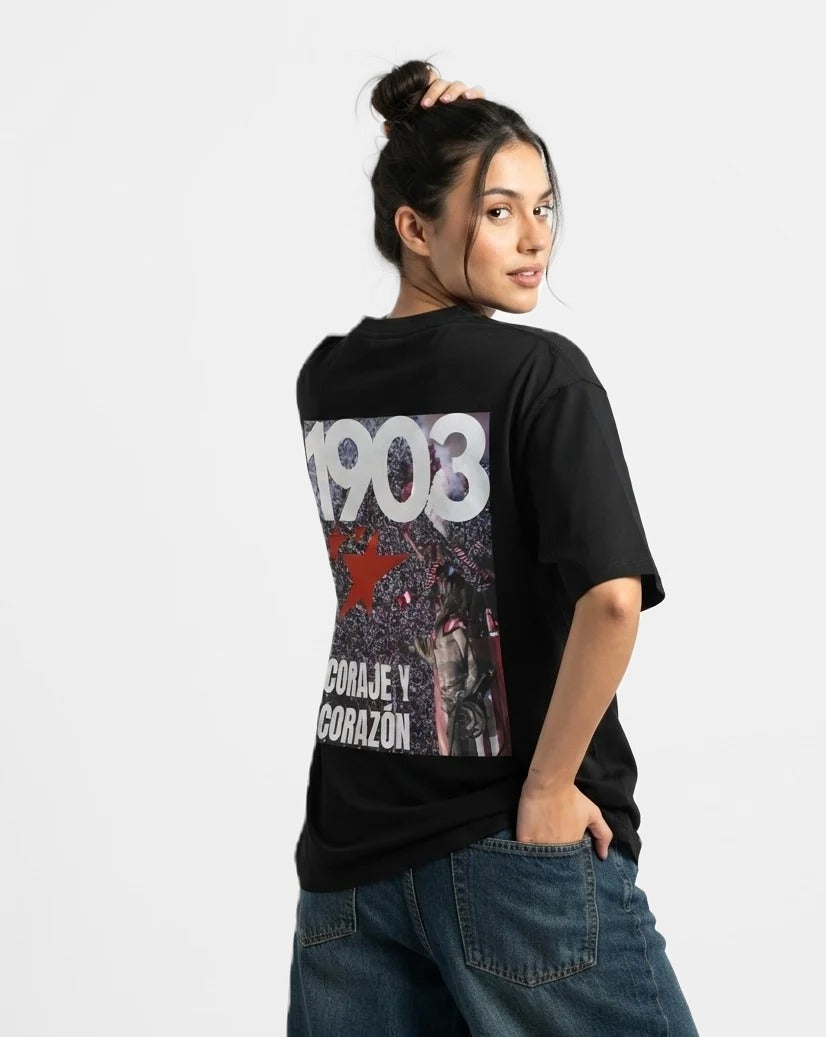 Camiseta Coraje y Corazón negra puesta, estudio