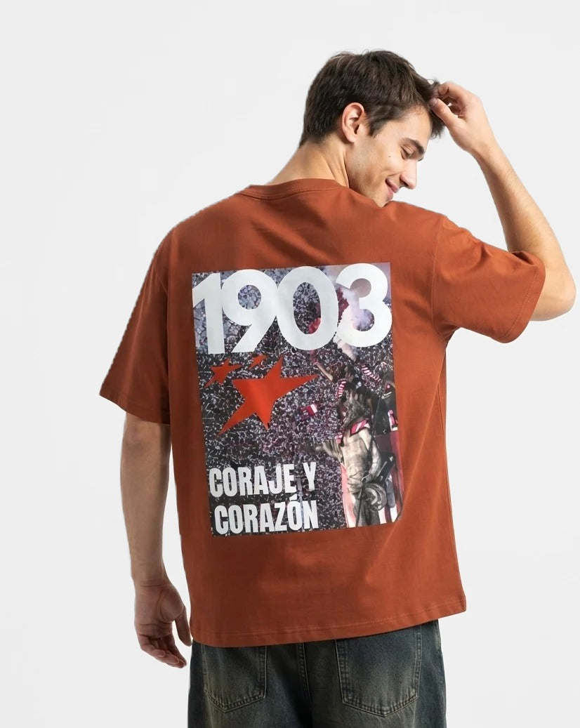Camiseta Coraje y Corazón teja puesta, estudio