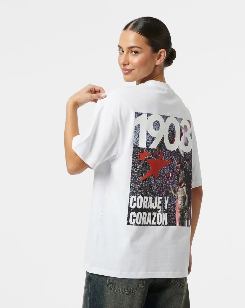Camiseta Coraje y Corazón blanca puesta, estudio