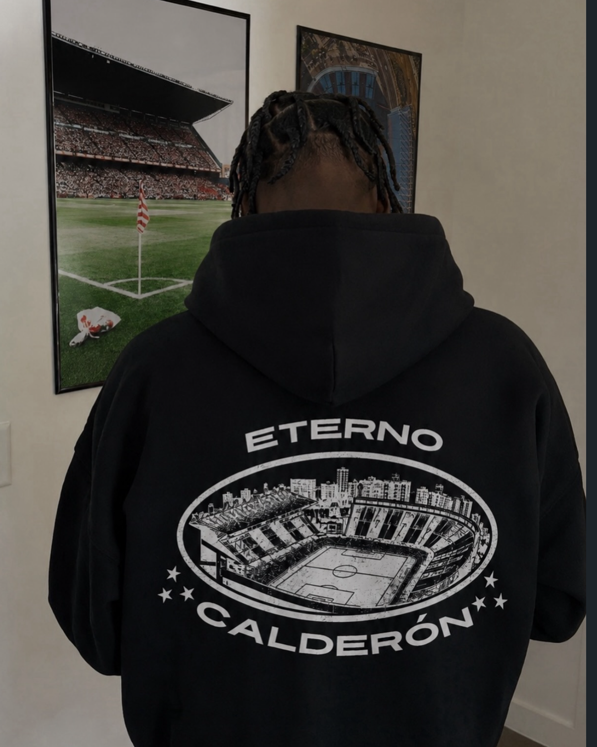 Sudadera con capucha Eterno Calderón negra puesta