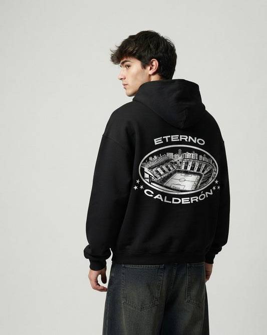 Sudadera con capucha Eterno Calderón negra puesta, estudio